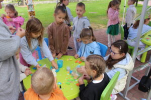 🌿 Ekologiczny piknik w Zielonej Pracowni 🦋📚